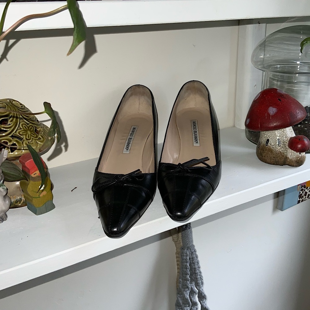 MANOLO BLAHNIK KITTEN POINT HEEL